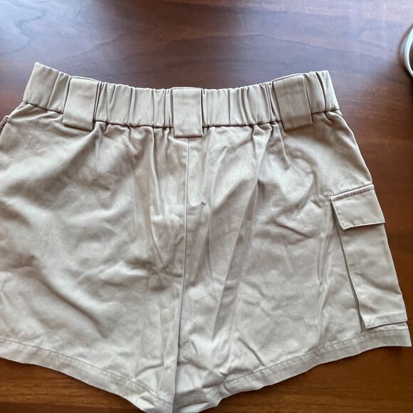 NWOT Aritzia Cargo Unbelted 3" Short Size 10 - Picture 2 of 3